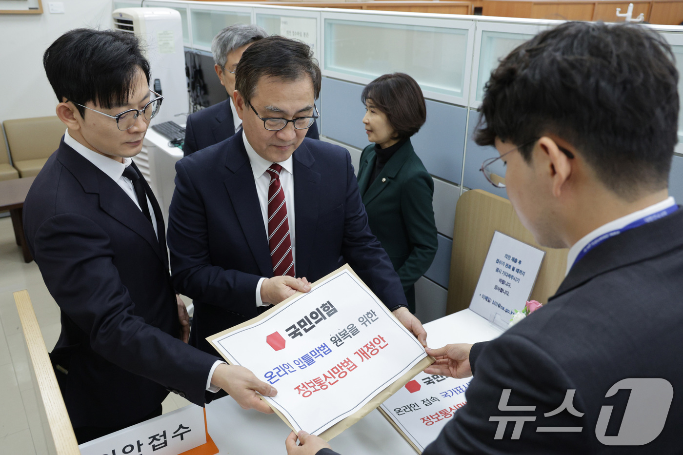 (서울=뉴스1) 신웅수 기자 = 최형두 의원을 비롯한 과학기술정보방송통신위원회 소속 국민의힘 의원들이 15일 서울 여의도 국회 의안과에 ‘온라인 접속 국가표시제 의무화 정보통신망법 …