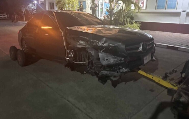 본문 이미지 - 여성이 발견된 파손된 벤츠 차량. 출처=방콕포스트