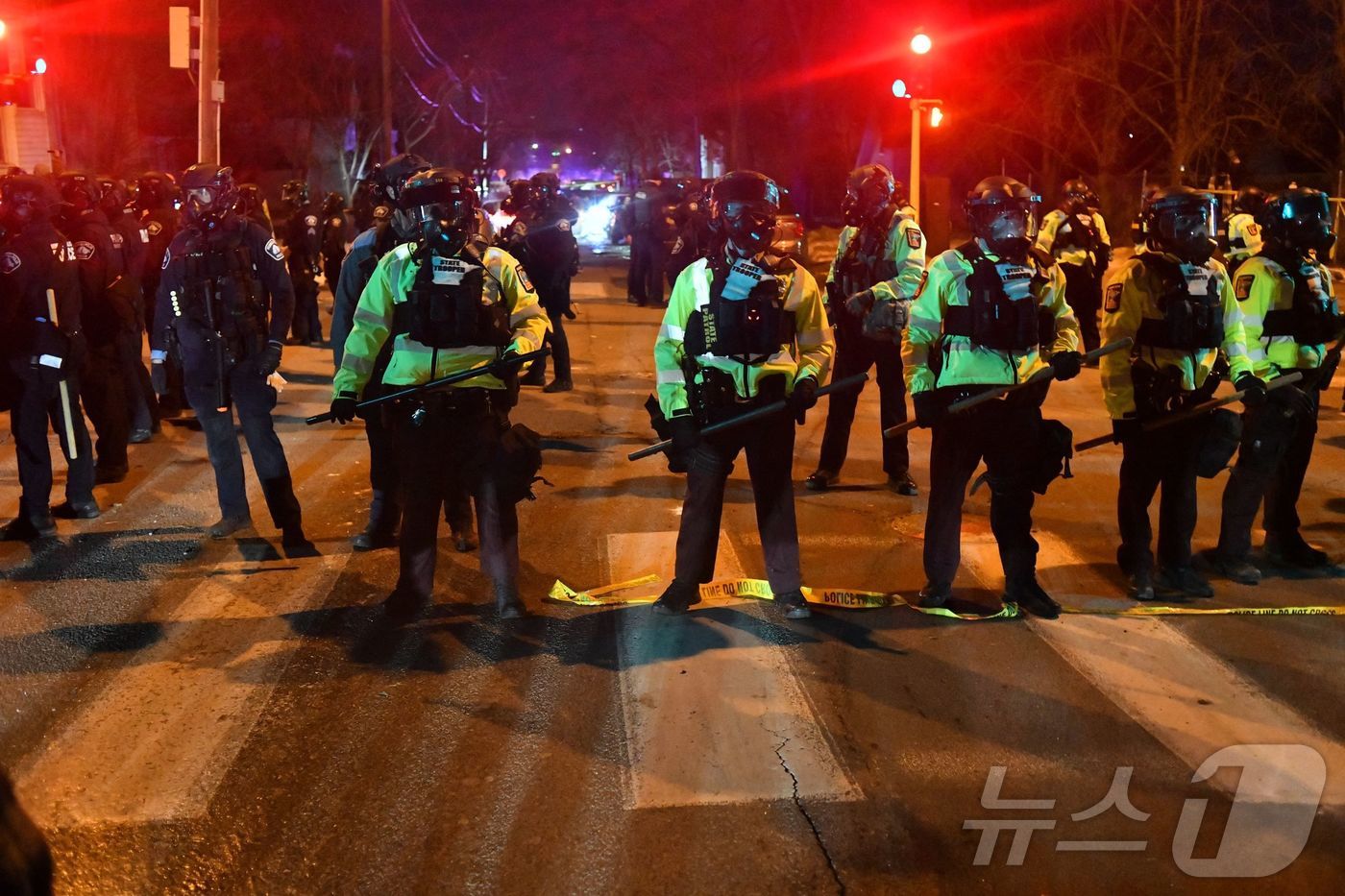 (미니애폴리스 AFP=뉴스1) 권영미 기자 = 14일(현지시간) 미네소타주 미니애폴리스에서 시위대가 연방 법집행관과 충돌한 뒤 주 경찰관들이 도로에 줄을 지어 섰다. 이날 시 당국 …