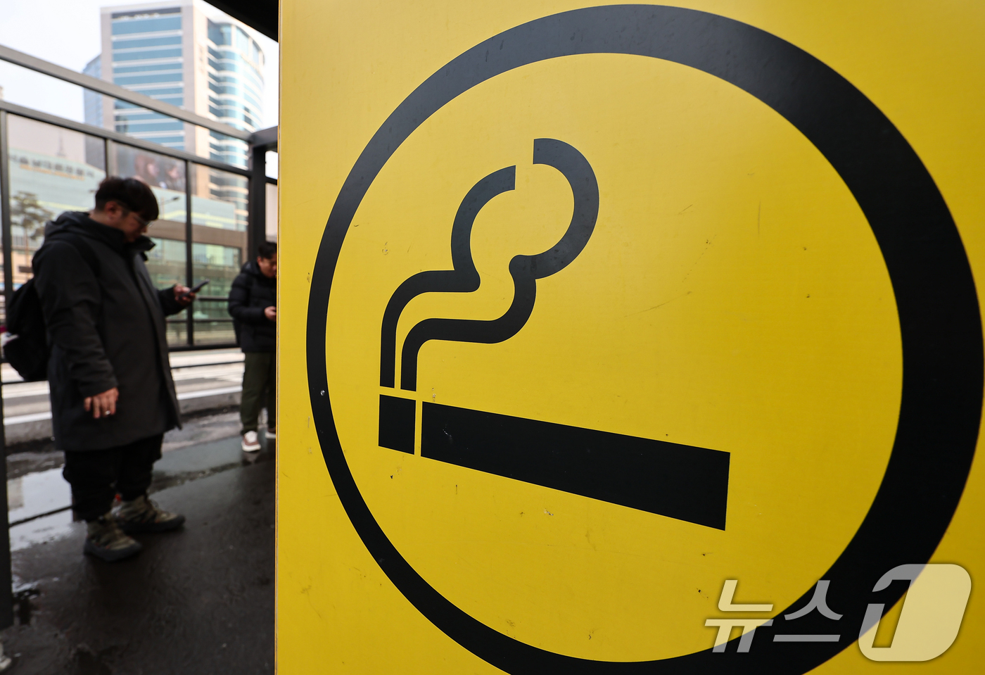 (서울=뉴스1) 김도우 기자 = 국민건강보험공단이 흡연으로 인해 발생한 재정 손실을 배상하라며 국내외 담배회사들을 상대로 제기한 손해배상 청구 소송에서 항소심에서도 패소했다.사진은 …