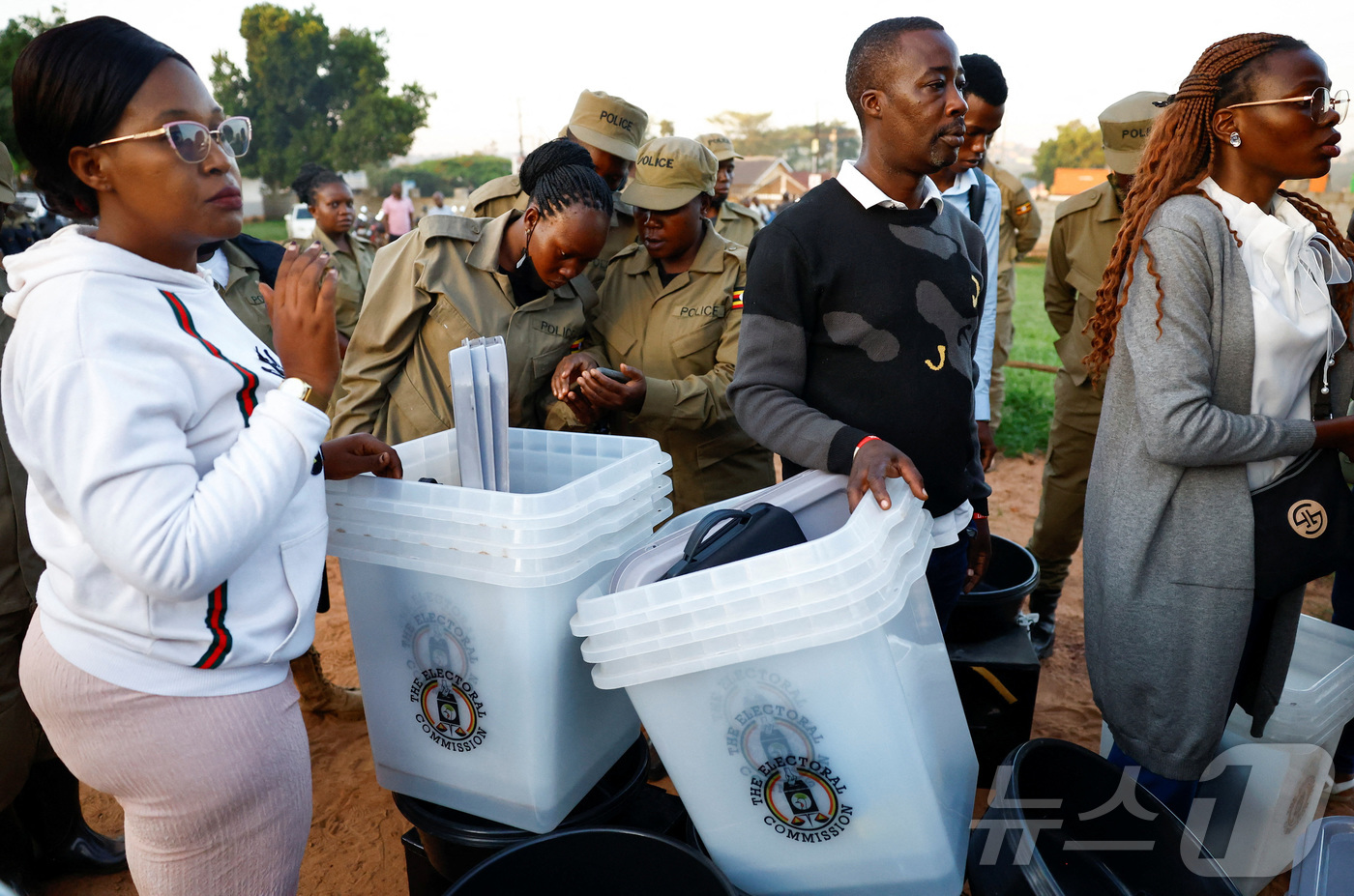 (와키소 로이터=뉴스1) 권영미 기자 = 15일 아프리카 우간다 와키소 지역에서 대통령 선거와 총선 개시를 앞두고 선거 관리 요원들이 선거 물품을 수령하고 있다.2026.01.15 …