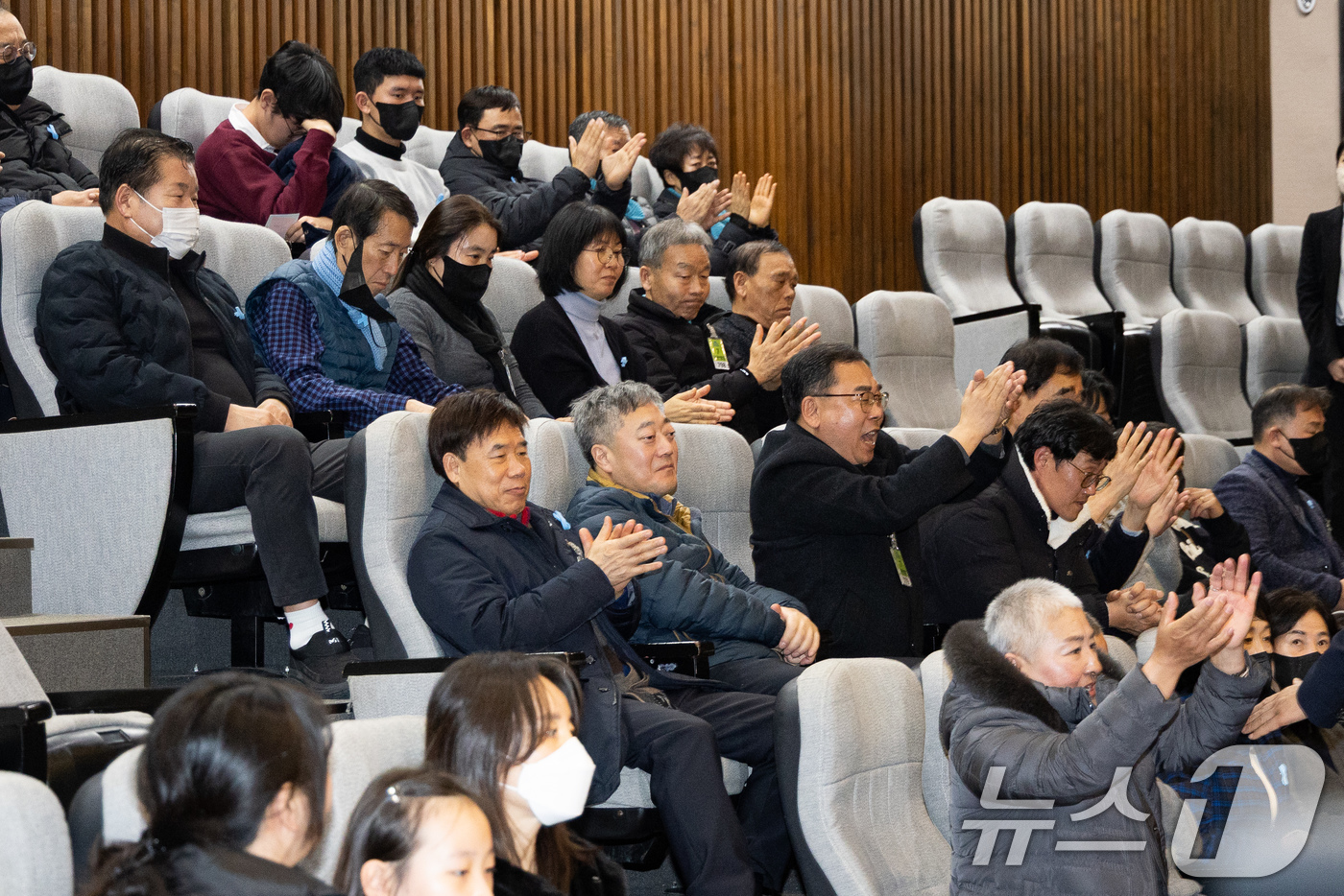 (서울=뉴스1) 유승관 기자 = 15일 서울 여의도 국회에서 열린 제431회 국회(임시회) 제1차 본회의에서 항공·철도 사고조사에 관한 법률 일부개정법률안(대안)이 재석 213인 …