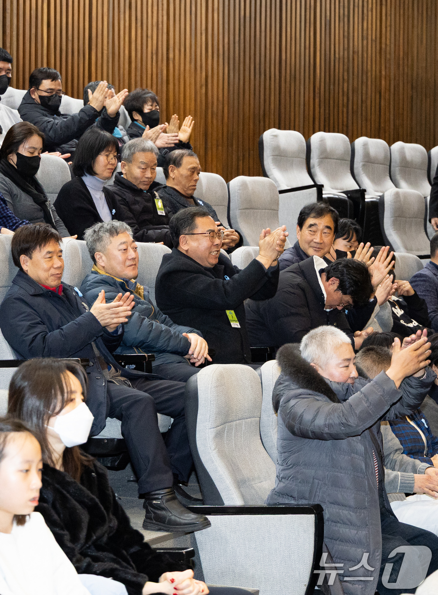 (서울=뉴스1) 유승관 기자 = 15일 서울 여의도 국회에서 열린 제431회 국회(임시회) 제1차 본회의에서 항공·철도 사고조사에 관한 법률 일부개정법률안(대안)이 재석 213인 …