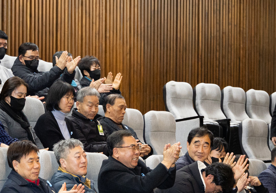 항공·철도 사고조사에 관한 법률 일부개정법률안 가결에 진실규명 한걸음 다가간 유가족들의 박수