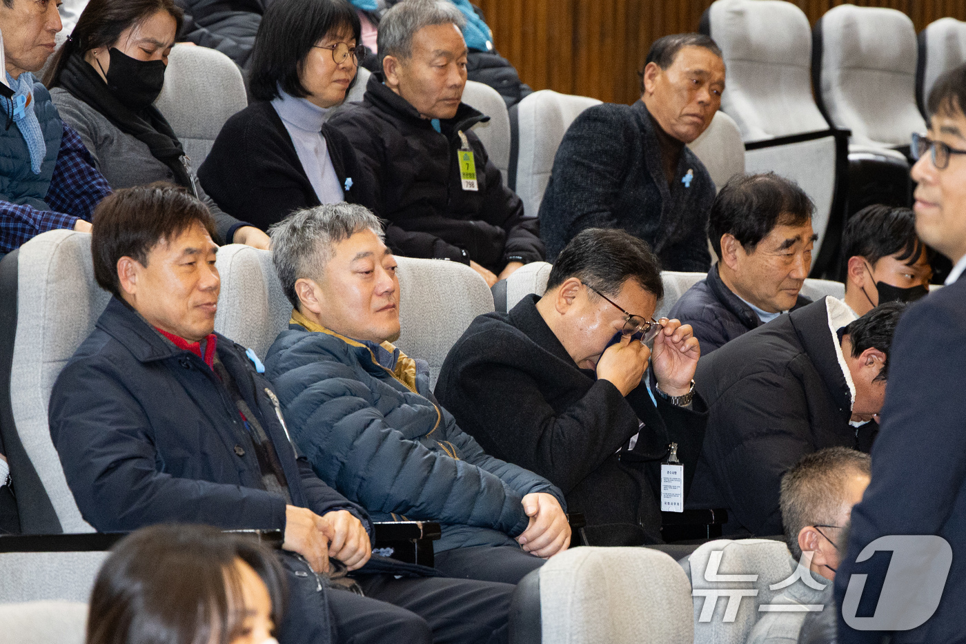 (서울=뉴스1) 유승관 기자 = 15일 서울 여의도 국회에서 열린 제431회 국회(임시회) 제1차 본회의에서 항공·철도 사고조사에 관한 법률 일부개정법률안(대안)이 재석 213인 …