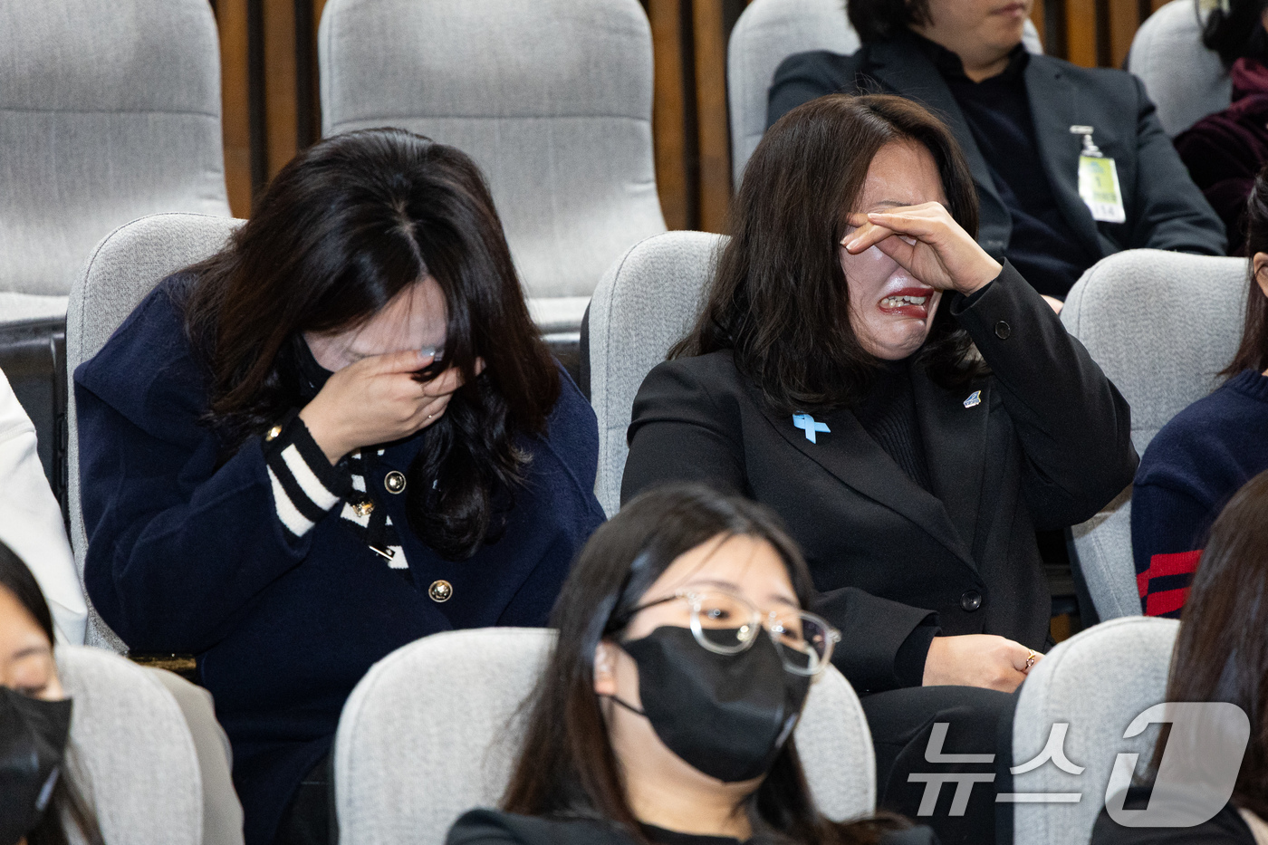 (서울=뉴스1) 유승관 기자 = 15일 서울 여의도 국회에서 열린 제431회 국회(임시회) 제1차 본회의에서 항공·철도 사고조사에 관한 법률 일부개정법률안(대안)이 재석 213인 …