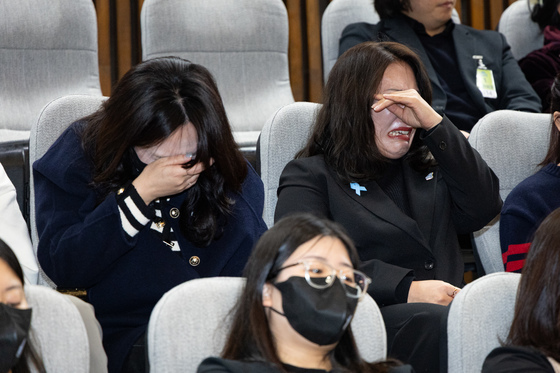 눈물 흘리는 여객기 참사 유가족들