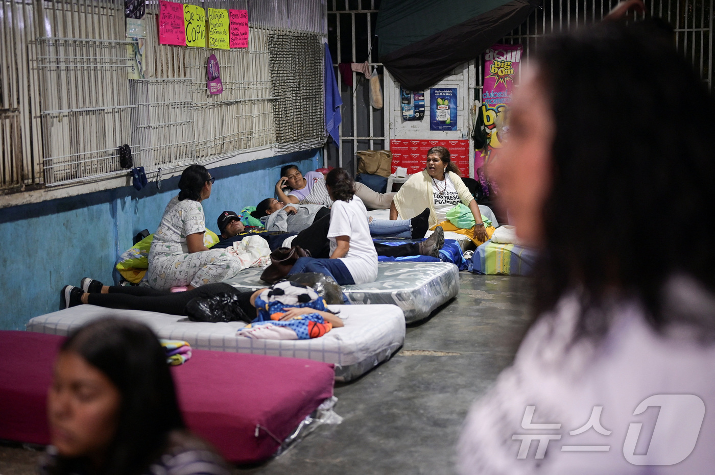 (엘로데오 로이터=뉴스1) 권영미 기자 = 14일(현지시간) 베네수엘라 미란다주 과티레의 엘 로데오 교도소 앞에서 수감자 가족들이 밤을 지낼 준비를 하고 있다. 베네수엘라 정부가 …