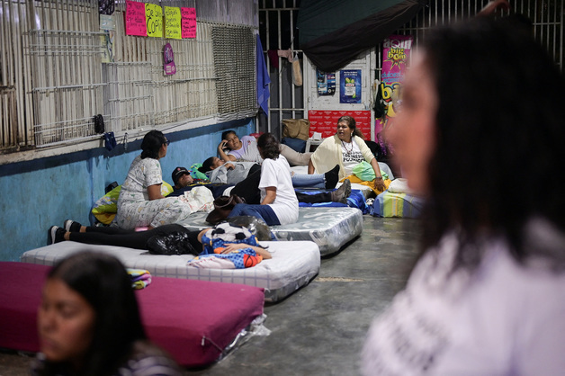 [포토]석방될 가족 기다리는 베네수엘라 사람들