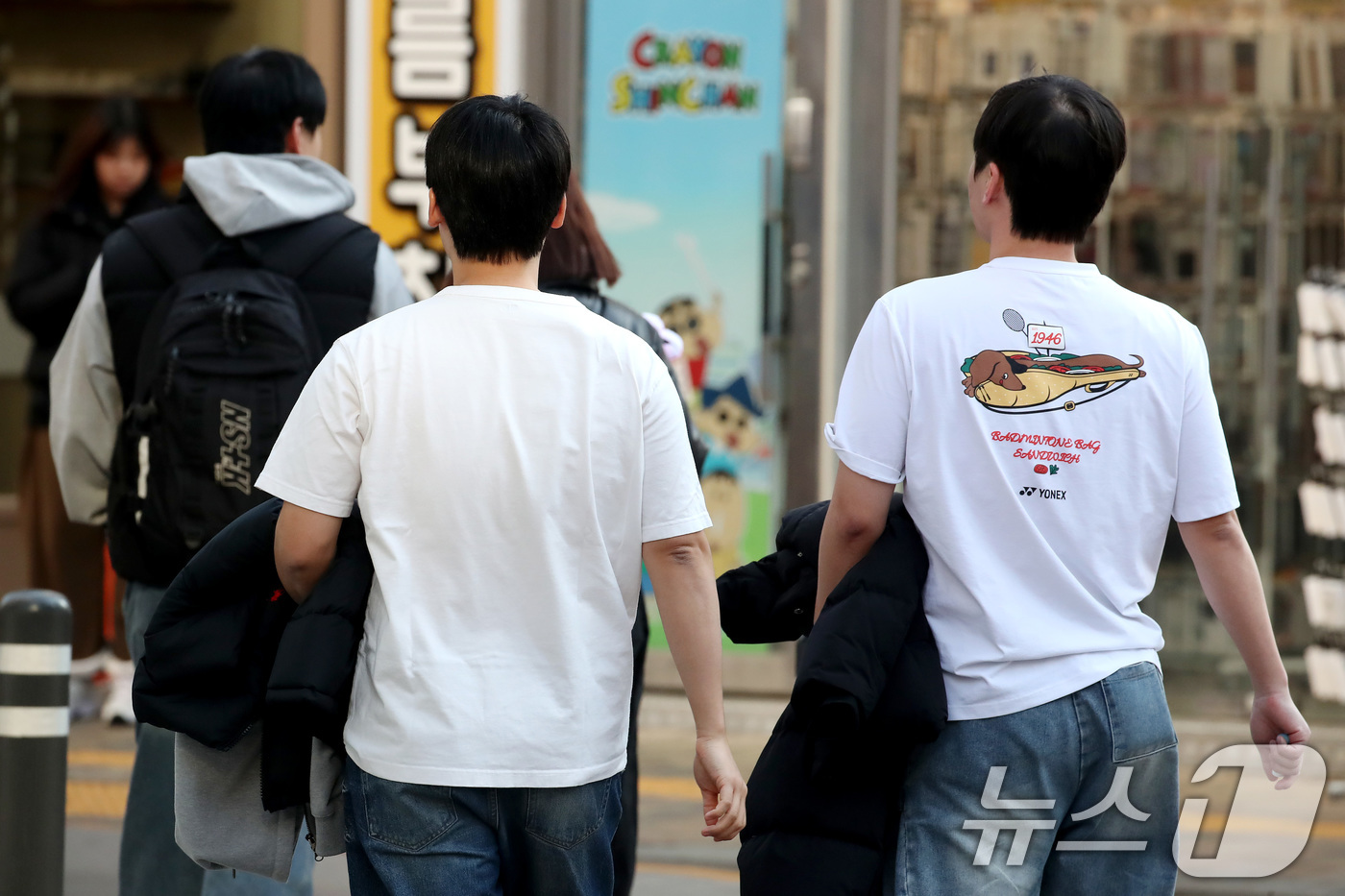 (대구=뉴스1) 공정식 기자 = 하루 사이 기온이 크게 오른 15일 오후 대구 중구 동성로에서 외투를 벗은 채 짧은 소매 차림의 시민들이 걸어가고 있다. 2026.1.15/뉴스1