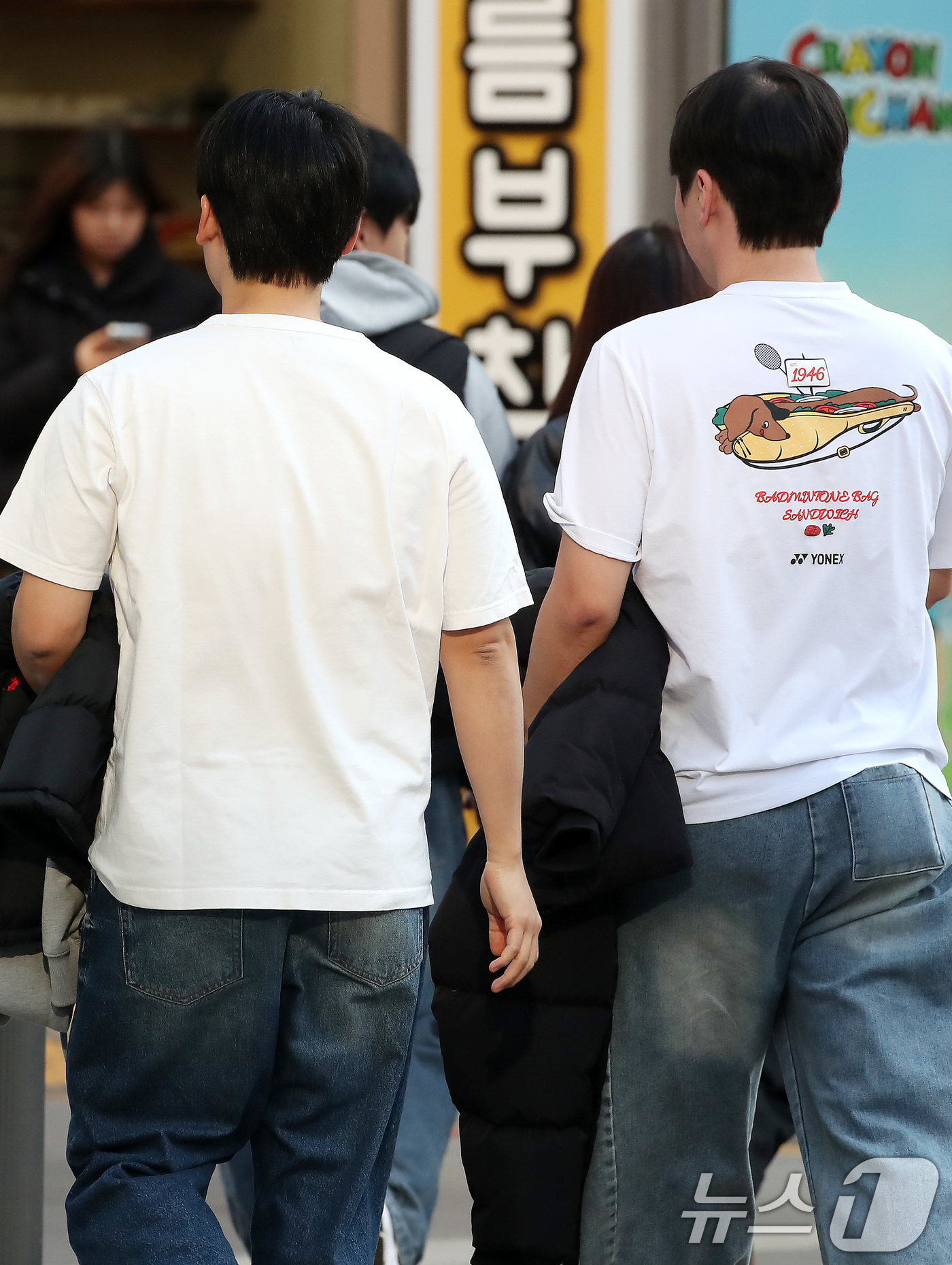 (대구=뉴스1) 공정식 기자 = 하루 사이 기온이 크게 오른 15일 오후 대구 중구 동성로에서 외투를 벗은 채 짧은 소매 차림의 시민들이 걸어가고 있다. 2026.1.15/뉴스1