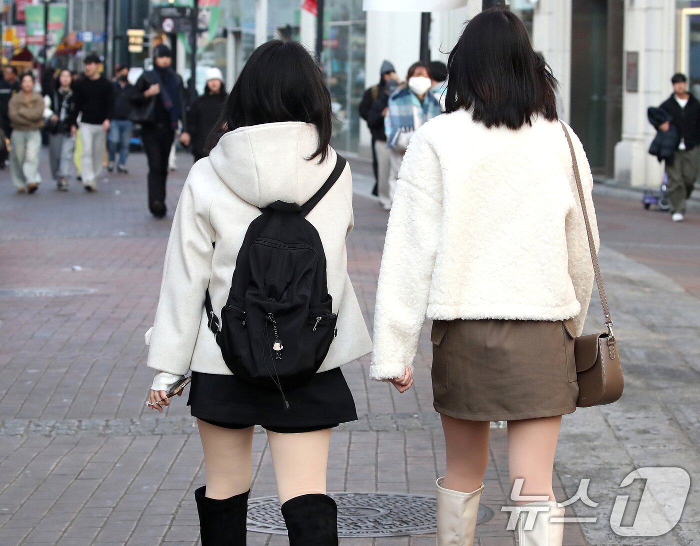 본문 이미지 - 15일 오후 대구 중구 동성로에서 가벼운 옷차림의 시민들이 걸어가고 있다. 2026.1.15/뉴스1 ⓒ News1 공정식 기자