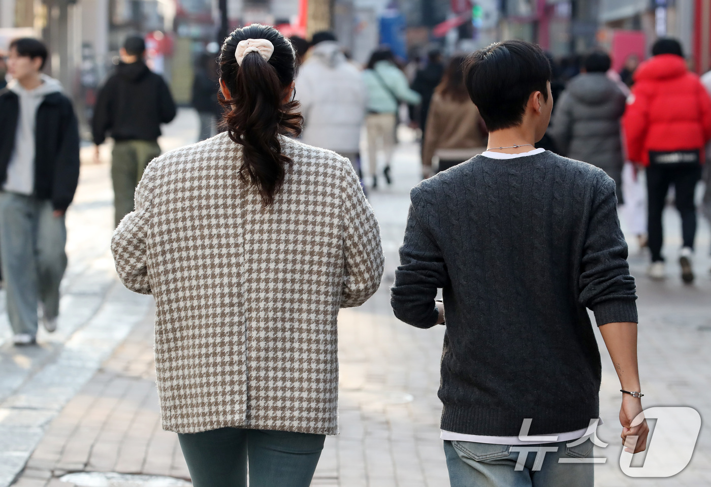 (대구=뉴스1) 공정식 기자 = 하루 사이 기온이 크게 오른 15일 오후 대구 중구 동성로에서 가벼운 옷차림의 시민들이 걸어가고 있다. 2026.1.15/뉴스1