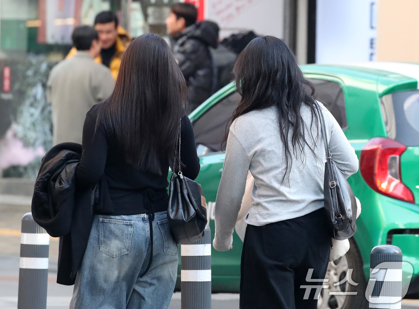 본문 이미지 - 15일 오후 대구 중구 동성로에서 외투를 벗어 손에 든 시민들이 걸어가고 있다. 2026.1.15/뉴스1 ⓒ News1 공정식 기자