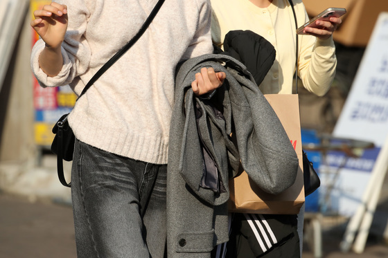 '포근한 날씨' 외투 벗고