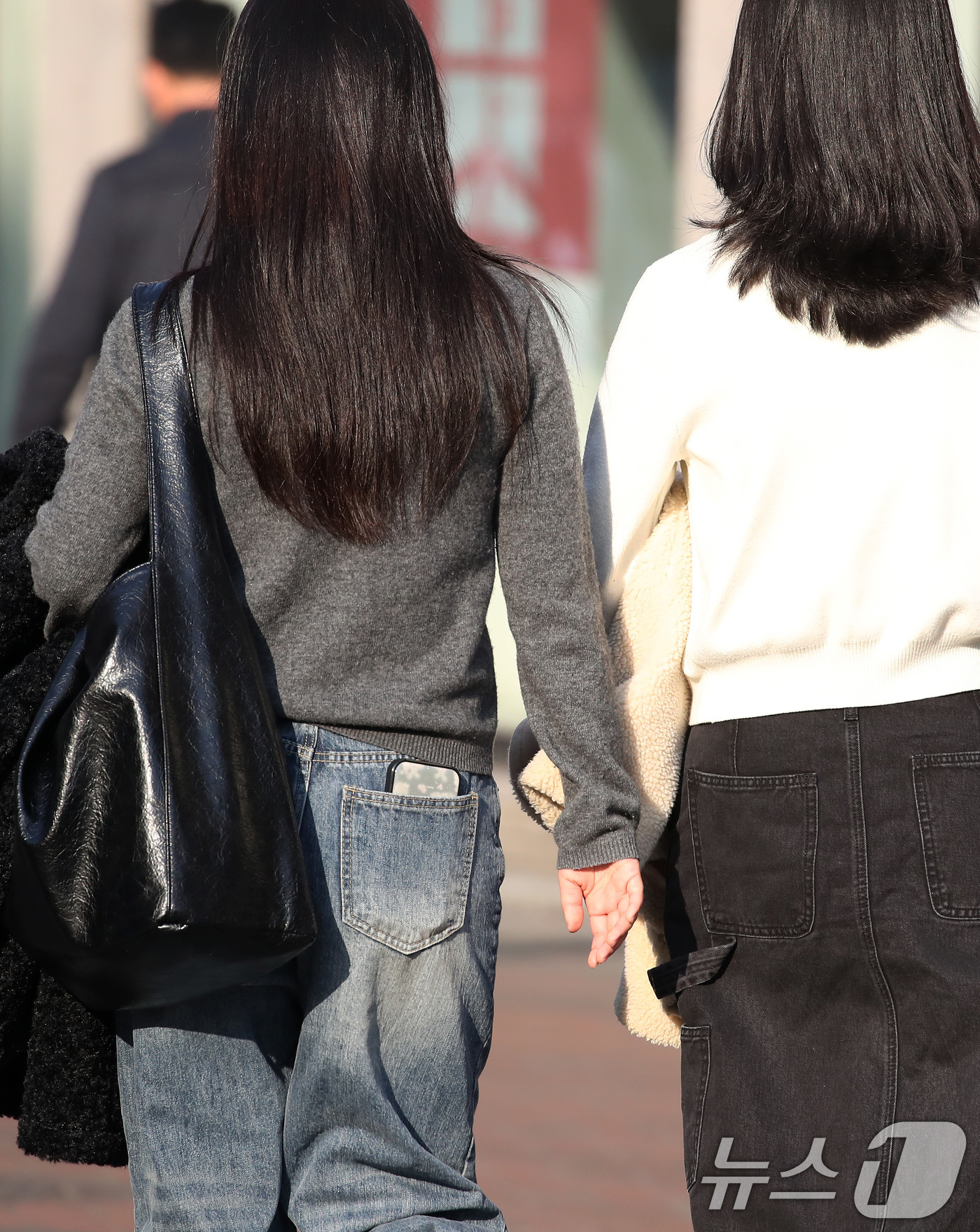 (대구=뉴스1) 공정식 기자 = 하루 사이 기온이 크게 오른 15일 오후 대구 중구 동성로에서 외투를 벗어 손에 든 시민들이 걸어가고 있다. 2026.1.15/뉴스1