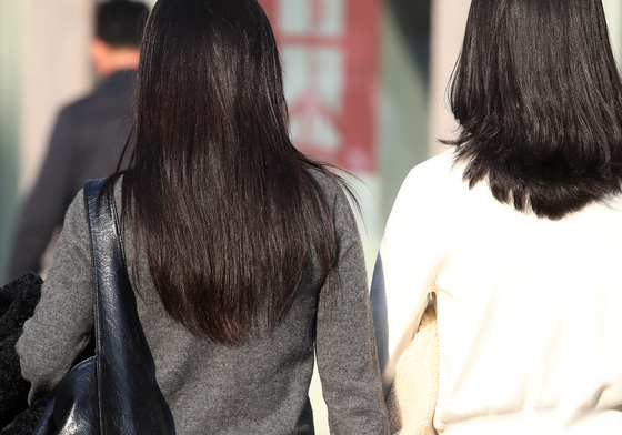 '포근한 날씨' 외투 벗고