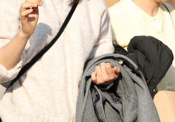 '포근한 날씨' 외투 벗고