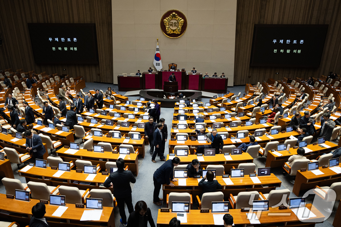 (서울=뉴스1) 유승관 기자 = 15일 서울 여의도 국회에서 열린 제431회 국회(임시회) 제1차 본회의에서 윤석열·김건희에 의한 내란·외환 및 국정농단 행위의 진상규명을 위한 특 …