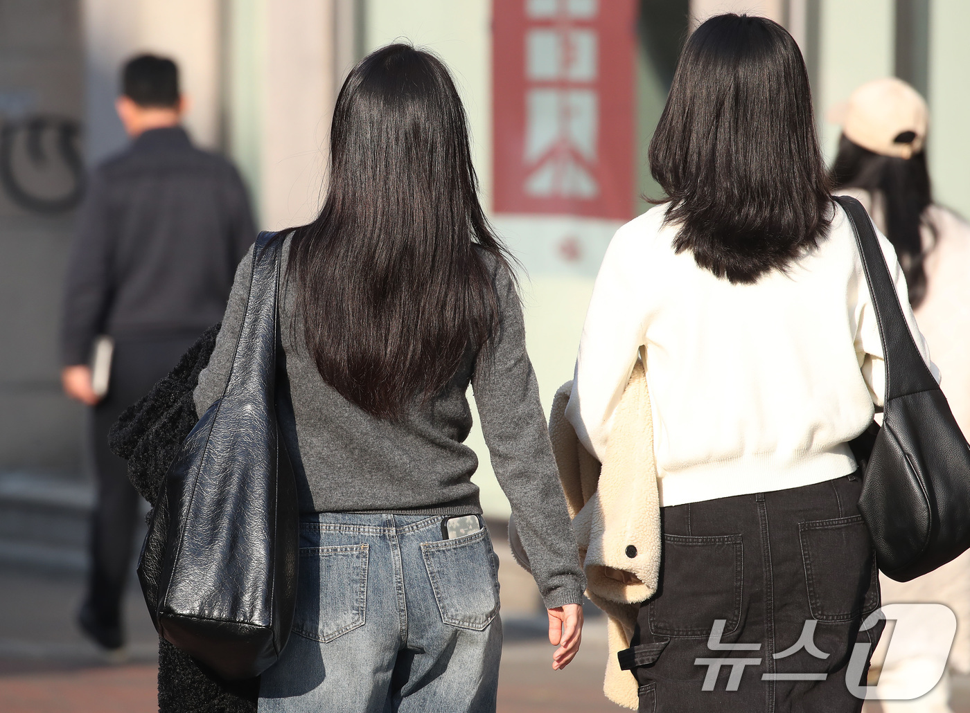 (대구=뉴스1) 공정식 기자 = 하루 사이 기온이 크게 오른 15일 오후 대구 중구 동성로에서 외투를 벗어 손에 든 시민들이 걸어가고 있다. 2026.1.15/뉴스1