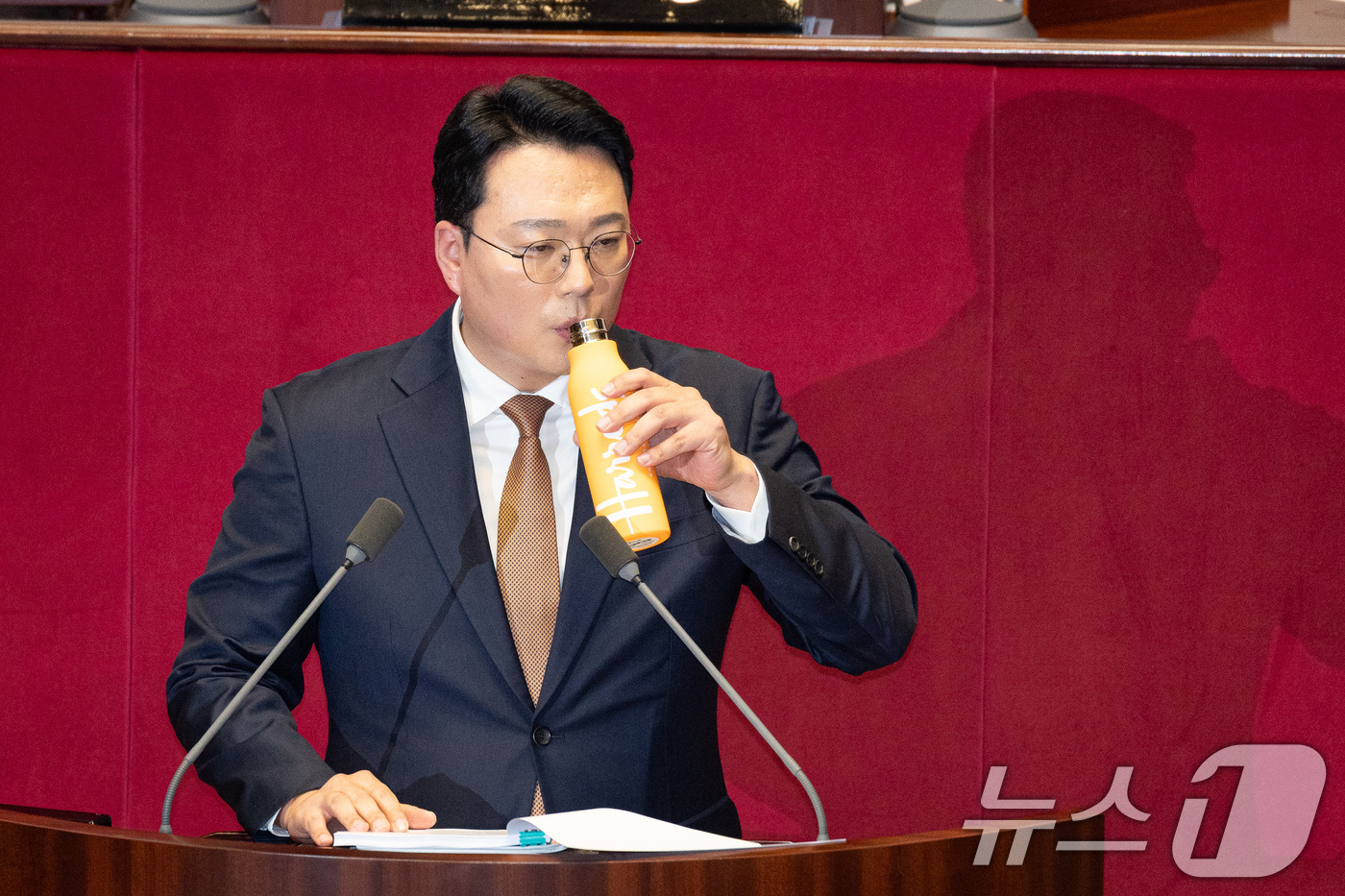 (서울=뉴스1) 유승관 기자 = 천하람 개혁신당 원내대표가 15일 서울 여의도 국회에서 열린 제431회 국회(임시회) 제1차 본회의에서 윤석열·김건희에 의한 내란·외환 및 국정농단 …