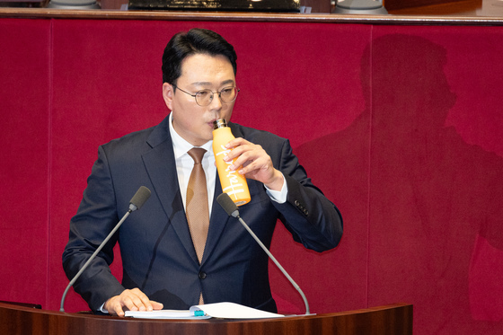 물 마시는 천하람 개혁신당 원내대표