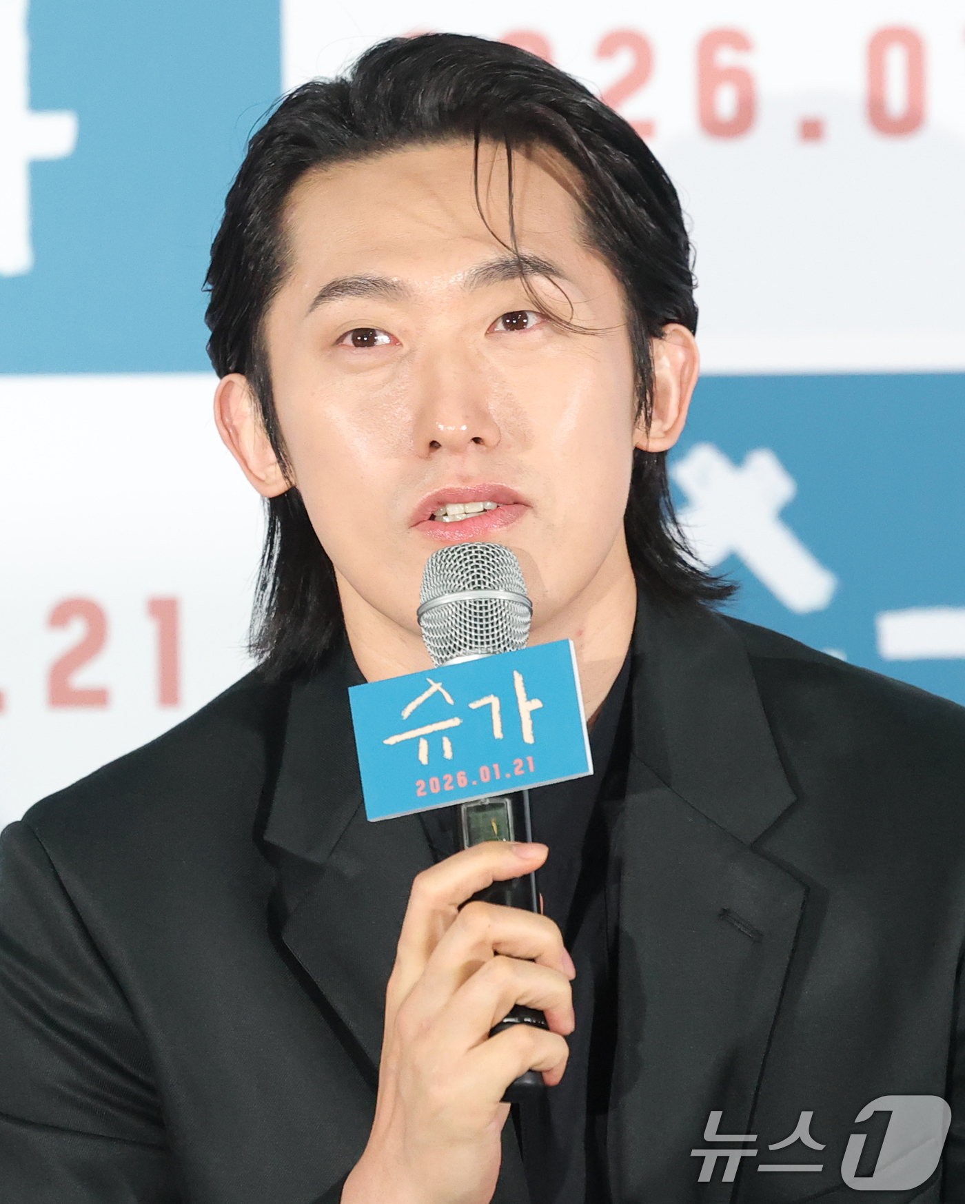 (서울=뉴스1) 권현진 기자 = 배우 민진웅이 15일 서울 광진구 롯데시네마에서 열린 영화 ‘슈가'(감독 최신춘) 언론시사회에서 인사말을 하고 있다.'슈가'는 모성애를 넘어선 사회 …