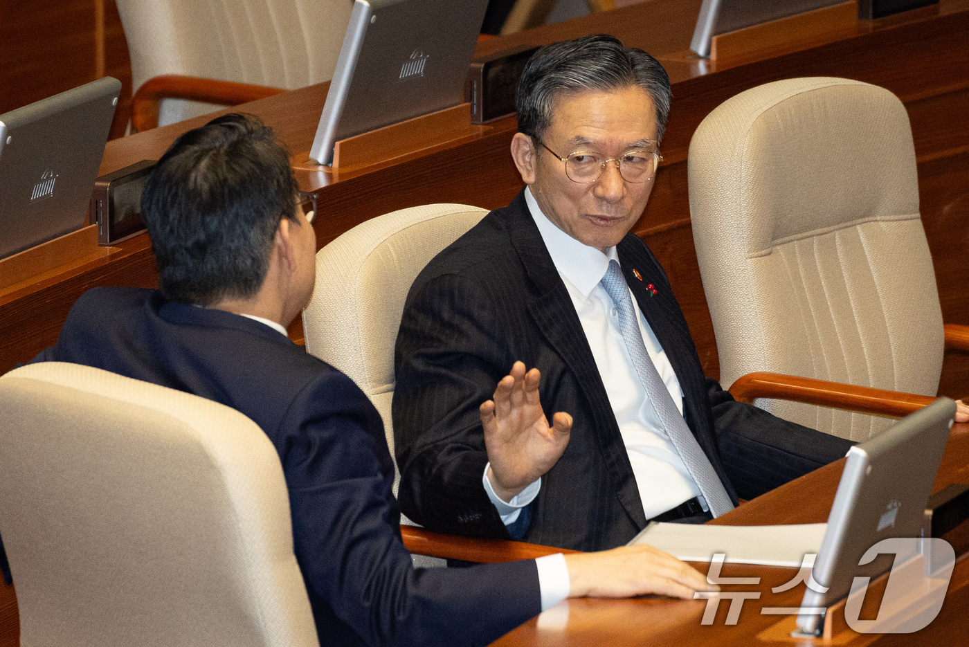 (서울=뉴스1) 유승관 기자 = 정성호 법무부 장관과 윤상현 국민의힘 의원이 15일 서울 여의도 국회에서 열린 제431회 국회(임시회) 제1차 본회의에서 대화하고 있다. 2026. …