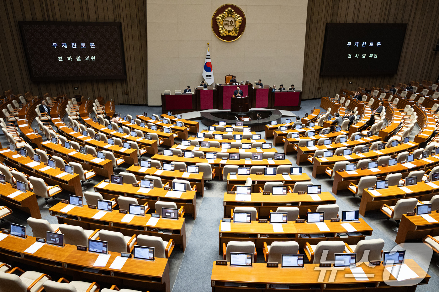 (서울=뉴스1) 유승관 기자 = 천하람 개혁신당 원내대표가 15일 서울 여의도 국회에서 열린 제431회 국회(임시회) 제1차 본회의에서 윤석열·김건희에 의한 내란·외환 및 국정농단 …