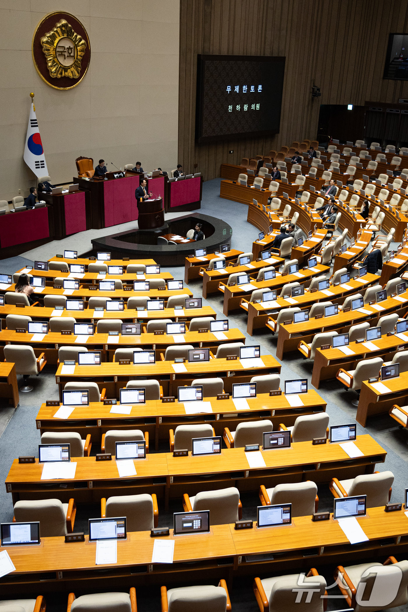 (서울=뉴스1) 유승관 기자 = 천하람 개혁신당 원내대표가 15일 서울 여의도 국회에서 열린 제431회 국회(임시회) 제1차 본회의에서 윤석열·김건희에 의한 내란·외환 및 국정농단 …