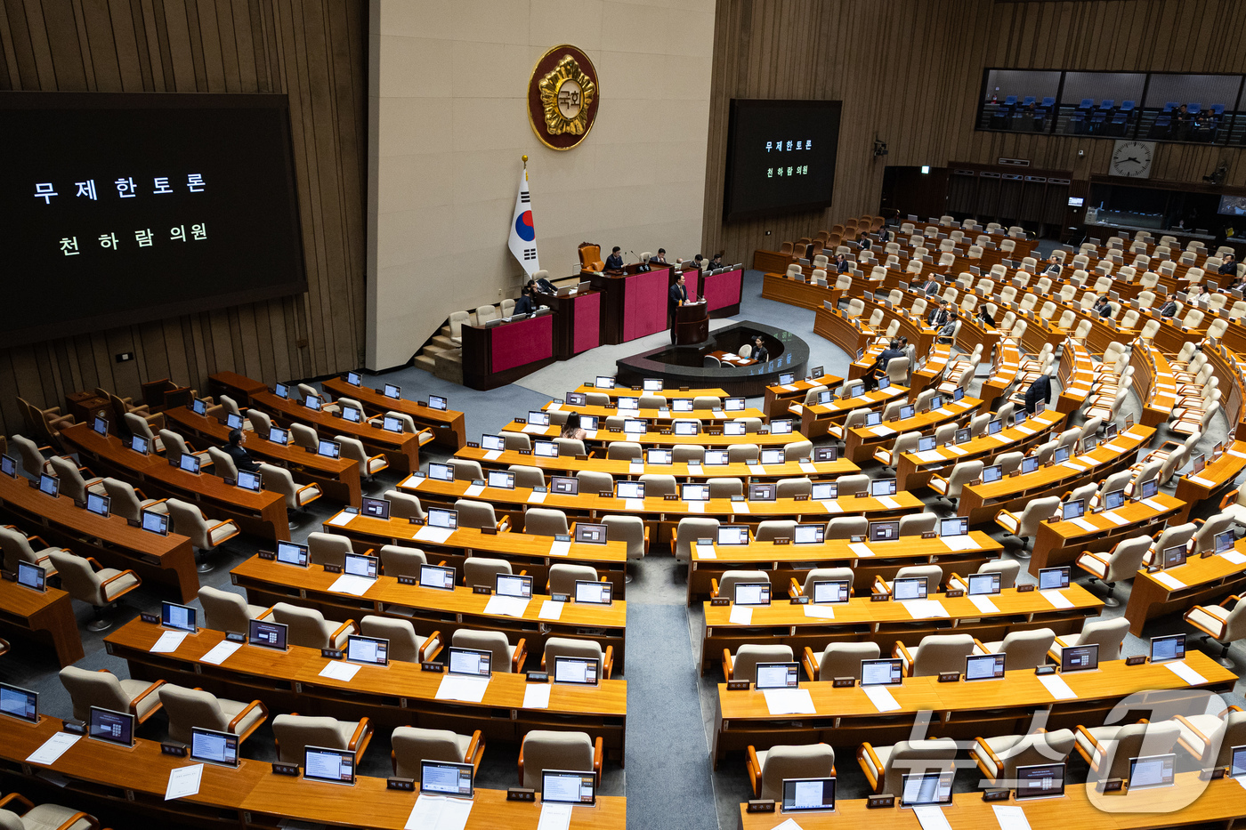 (서울=뉴스1) 유승관 기자 = 천하람 개혁신당 원내대표가 15일 서울 여의도 국회에서 열린 제431회 국회(임시회) 제1차 본회의에서 윤석열·김건희에 의한 내란·외환 및 국정농단 …