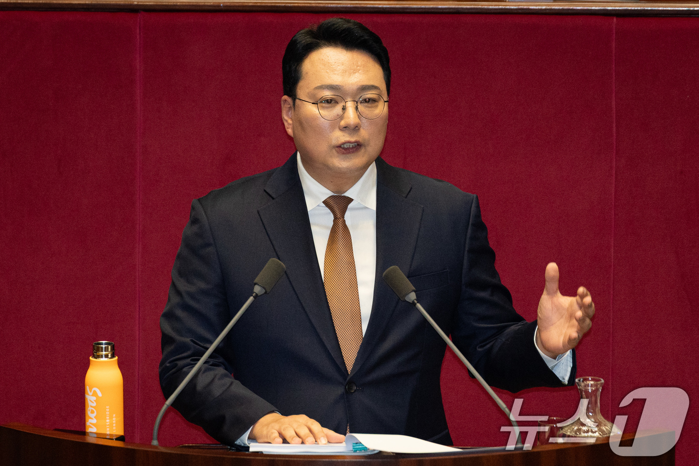 (서울=뉴스1) 유승관 기자 = 천하람 개혁신당 원내대표가 15일 서울 여의도 국회에서 열린 제431회 국회(임시회) 제1차 본회의에서 윤석열·김건희에 의한 내란·외환 및 국정농단 …