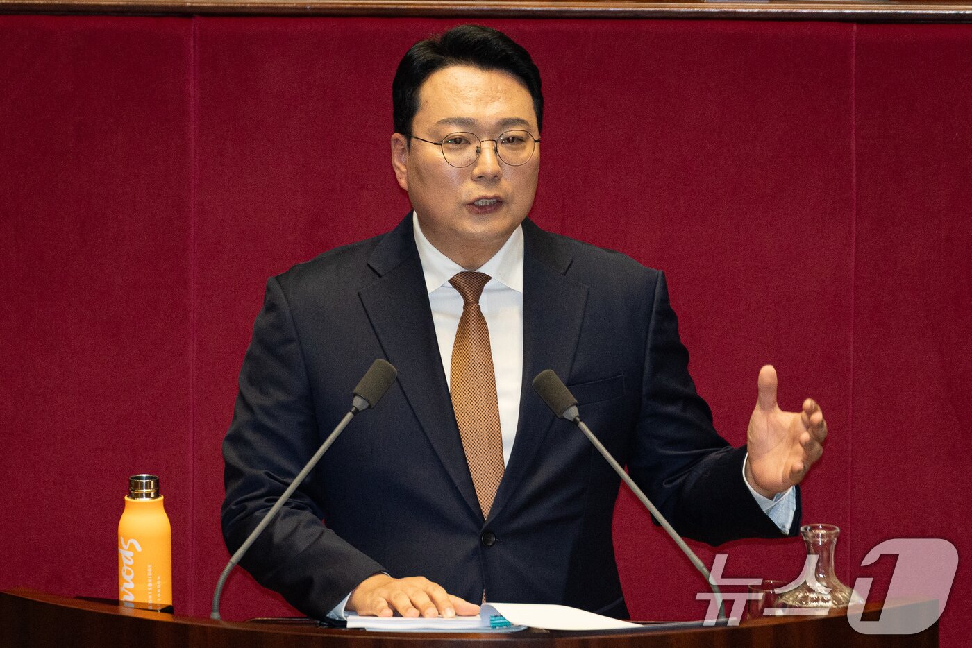 본문 이미지 - 천하람 개혁신당 원내대표가 15일 서울 여의도 국회에서 열린 제431회 국회(임시회) 제1차 본회의에서 윤석열·김건희에 의한 내란·외환 및 국정농단 행위의 진상규명을 위한 특별검사 임명 등에 관한 법률안에 대한 무제한 토론(필리버스터)을 하고 있다. 2026.1.15/뉴스1 ⓒ News1 유승관 기자