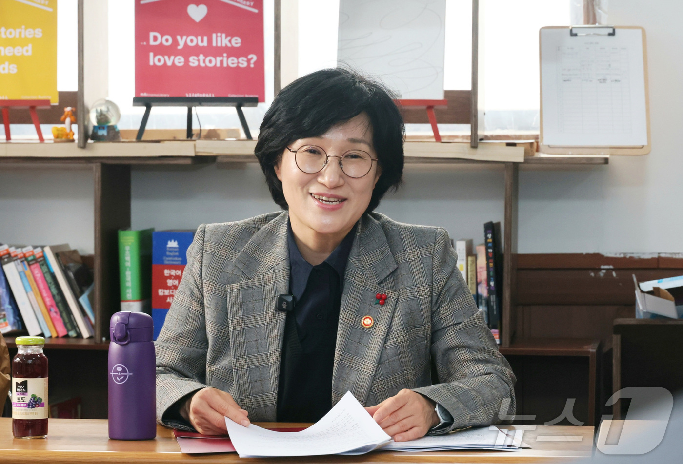 (서울=뉴스1) = 원민경 성평등가족부 장관이 15일 오후 경기도 용인시에 위치한 '모두를 위한 이주인권문화센터'를 방문해 외국인 계절근로자들로부터 애로사항을 청취하고 있다. (성 …