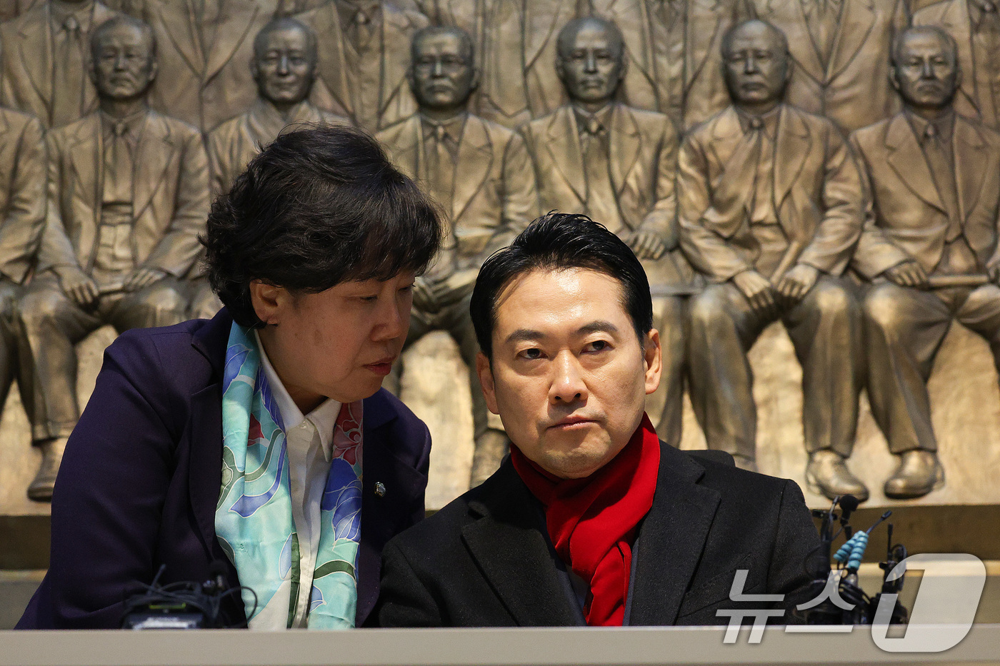 (서울=뉴스1) 신웅수 기자 = 장동혁 국민의힘 대표가 15일 서울 여의도 국회 로텐더홀에서 더불어민주당의 통일교 및 공천뇌물 특검 수용을 촉구하며 단식을 하고 있다. 2026.1 …