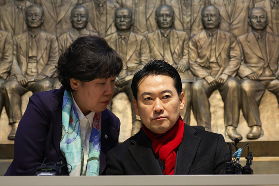 조배숙 의원과 대화하는 장동혁 대표