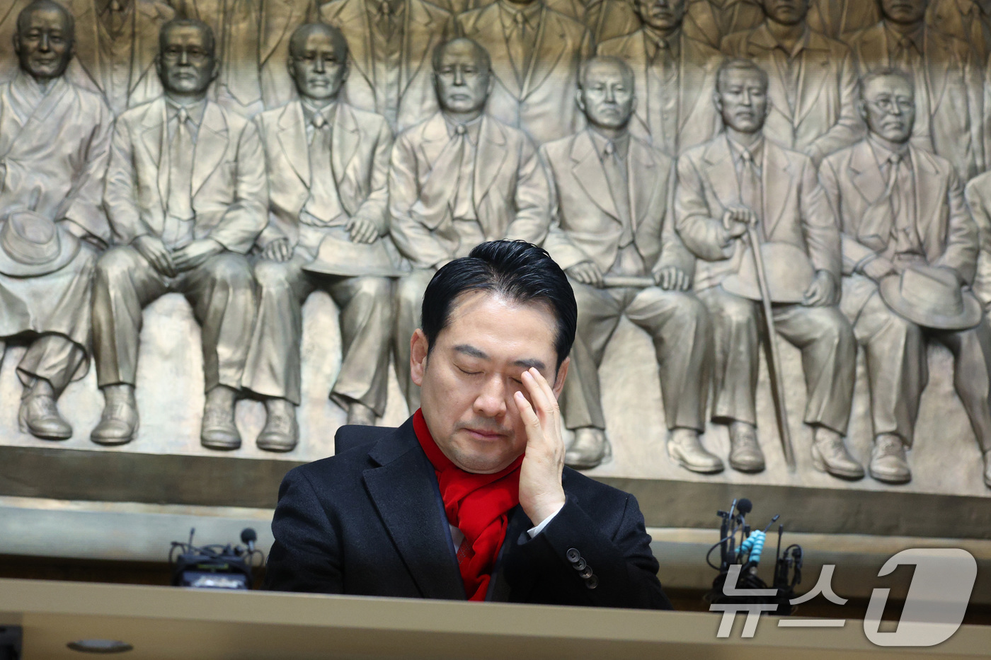 (서울=뉴스1) 신웅수 기자 = 장동혁 국민의힘 대표가 15일 서울 여의도 국회 로텐더홀에서 더불어민주당의 통일교 및 공천뇌물 특검 수용을 촉구하며 단식을 하고 있다. 2026.1 …