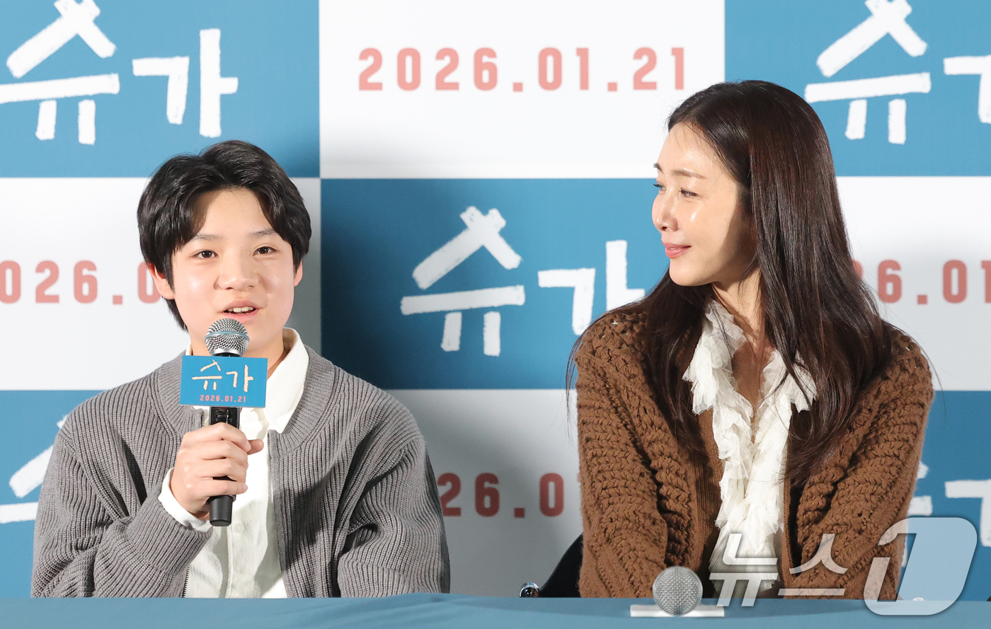 (서울=뉴스1) 권현진 기자 = 배우 최지우(오른쪽)가 15일 서울 광진구 롯데시네마에서 열린 영화 ‘슈가'(감독 최신춘) 언론시사회에서 극 중 아들로 출연하는 고동하 배우를 바라 …