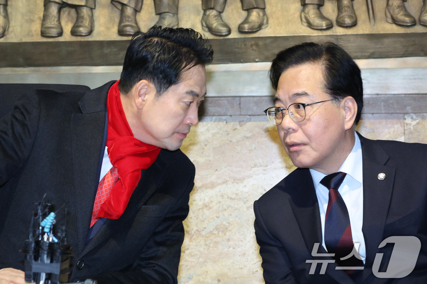 (서울=뉴스1) 신웅수 기자 = 장동혁 국민의힘 대표가 15일 서울 여의도 국회 로텐더홀에서 더불어민주당의 통일교 및 공천뇌물 특검 수용을 촉구하며 단식을 하며 송언석 원내대표와 …