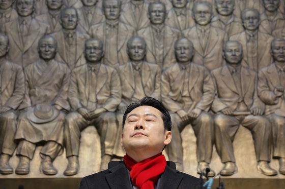 與 "장동혁 단식, 책임회피용 정치쇼…얄팍한 꼼수"(종합)