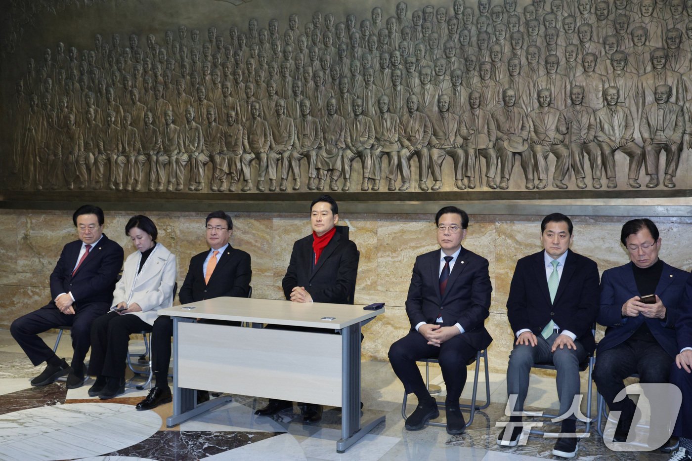 (서울=뉴스1) 신웅수 기자 = 장동혁 국민의힘 대표가 15일 서울 여의도 국회 로텐더홀에서 더불어민주당의 통일교 및 공천뇌물 특검 수용을 촉구하며 단식을 하고 있다. 2026.1 …