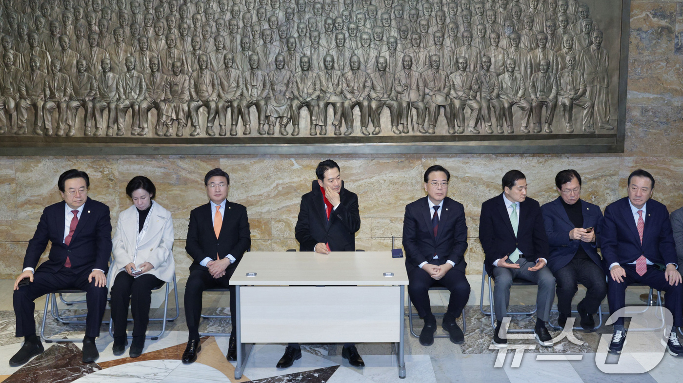 (서울=뉴스1) 신웅수 기자 = 장동혁 국민의힘 대표가 15일 서울 여의도 국회 로텐더홀에서 더불어민주당의 통일교 및 공천뇌물 특검 수용을 촉구하며 단식을 하고 있다. 2026.1 …