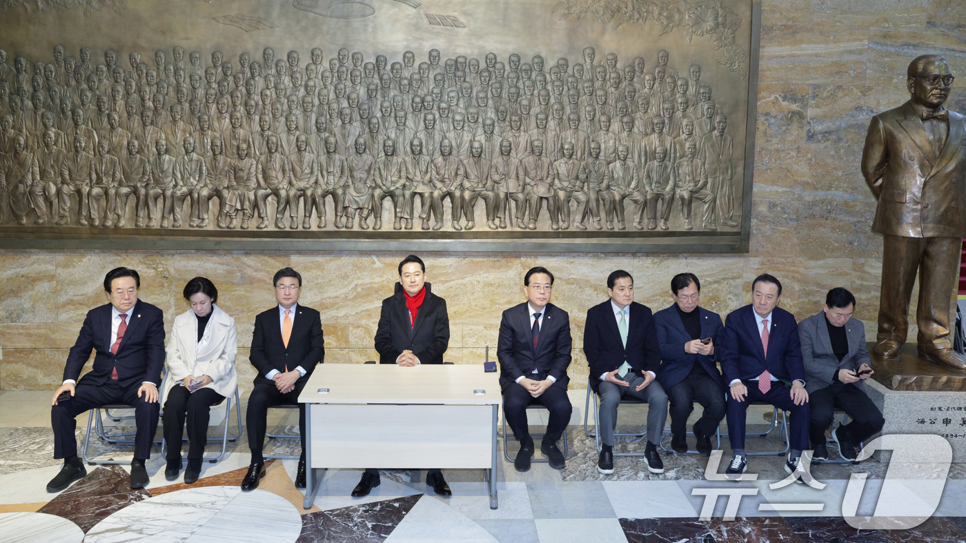 (서울=뉴스1) 신웅수 기자 = 장동혁 국민의힘 대표가 15일 서울 여의도 국회 로텐더홀에서 더불어민주당의 통일교 및 공천뇌물 특검 수용을 촉구하며 단식을 하고 있다. 2026.1 …