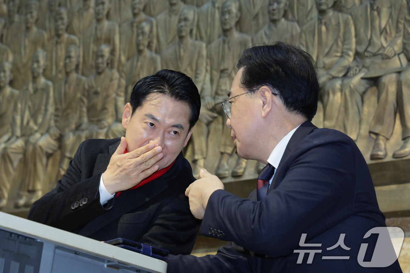 (서울=뉴스1) 신웅수 기자 = 장동혁 국민의힘 대표가 15일 서울 여의도 국회 로텐더홀에서 더불어민주당의 통일교 및 공천뇌물 특검 수용을 촉구하며 단식을 하며 송언석 원내대표와 …