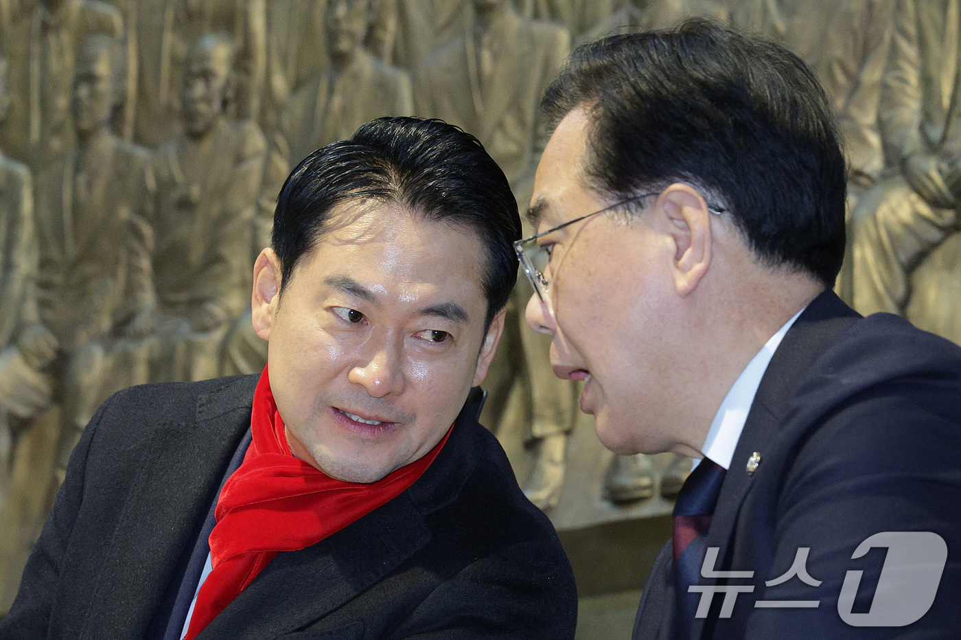 (서울=뉴스1) 신웅수 기자 = 장동혁 국민의힘 대표가 15일 서울 여의도 국회 로텐더홀에서 더불어민주당의 통일교 및 공천뇌물 특검 수용을 촉구하며 단식을 하며 송언석 원내대표와 …