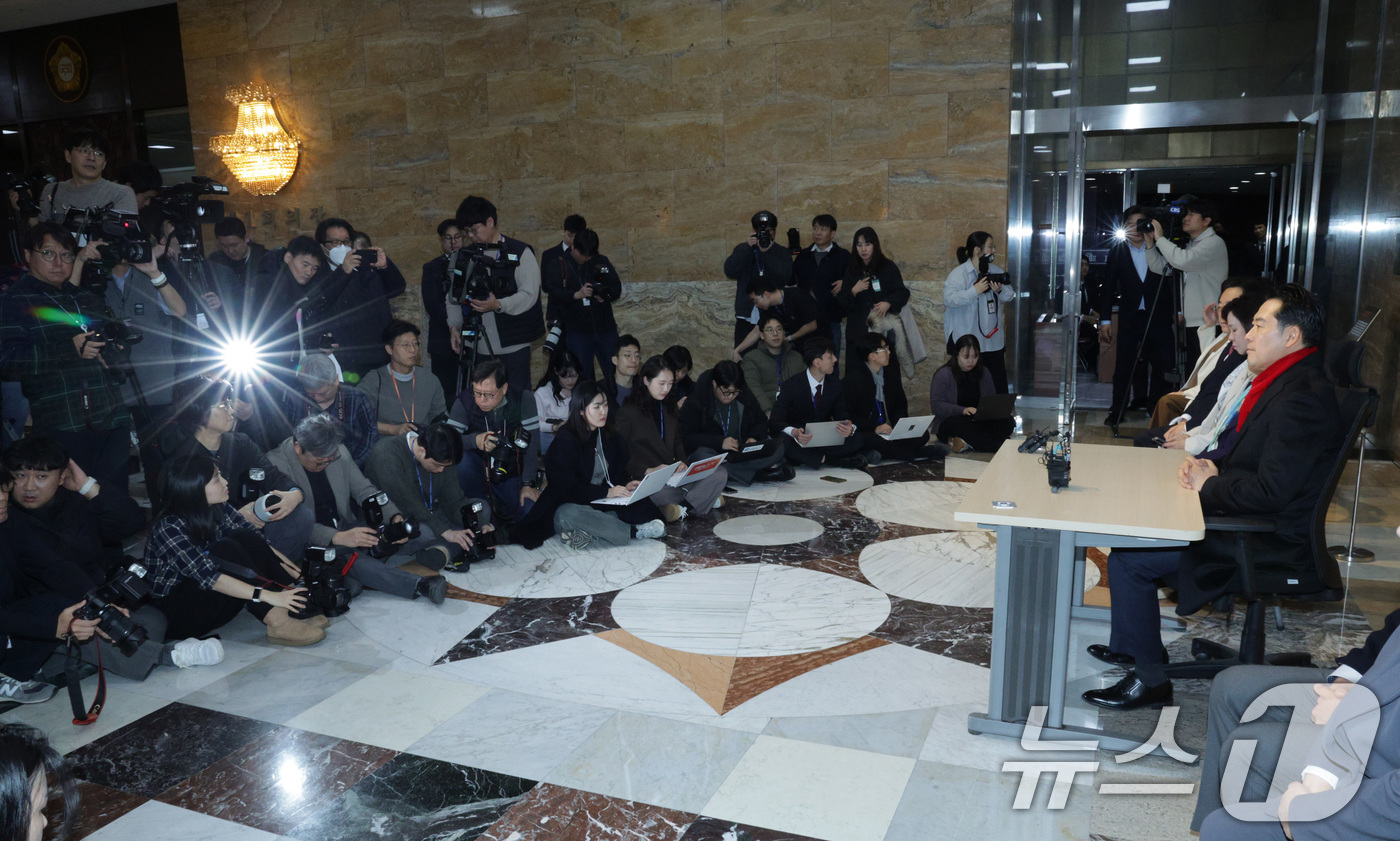 (서울=뉴스1) 신웅수 기자 = 장동혁 국민의힘 대표가 15일 서울 여의도 국회 로텐더홀에서 더불어민주당의 통일교 및 공천뇌물 특검 수용을 촉구하며 단식을 하고 있다. 2026.1 …