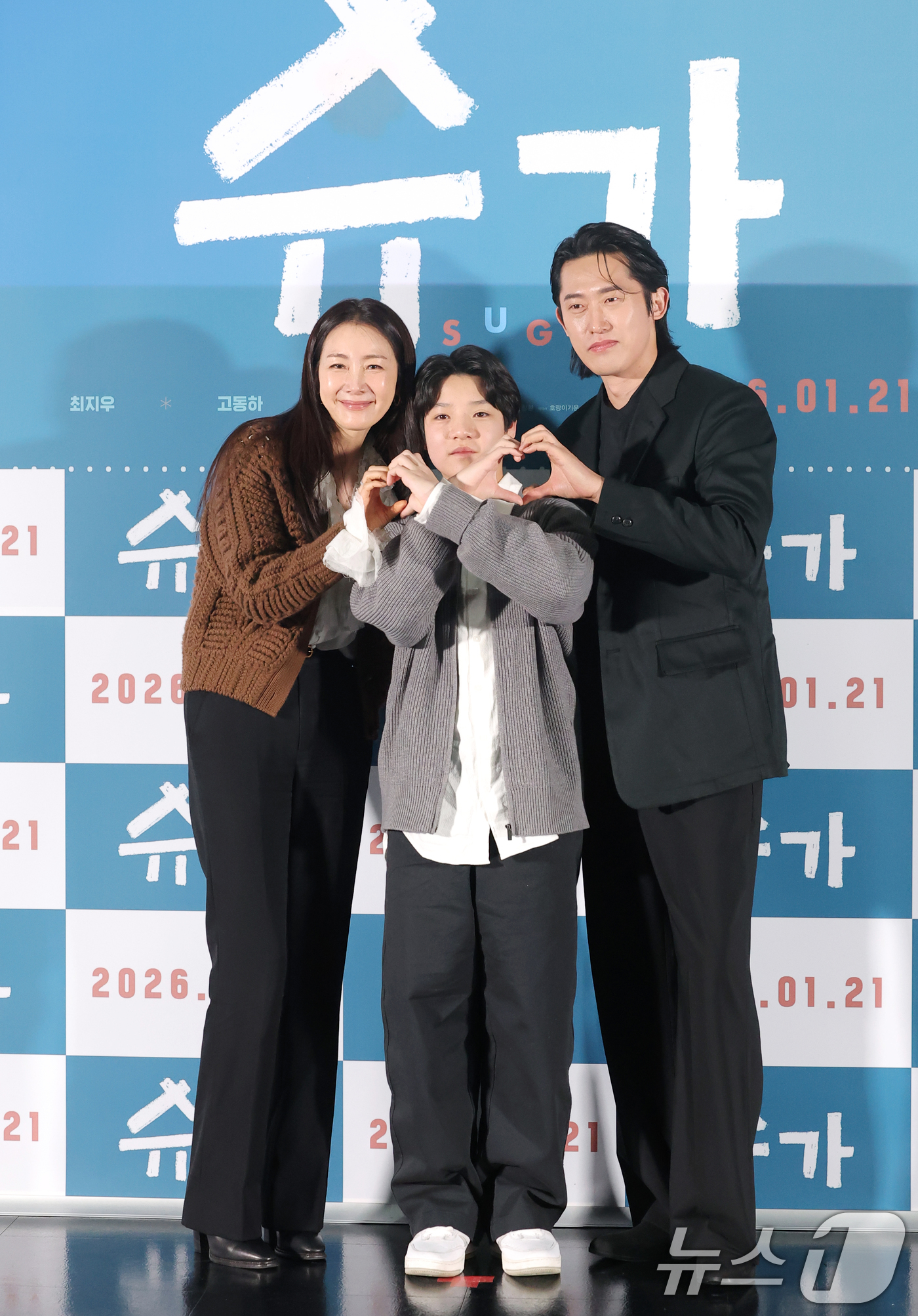 (서울=뉴스1) 권현진 기자 = 배우 최지우(왼쪽부터)와 고동하, 민진웅이 15일 서울 광진구 롯데시네마에서 열린 영화 ‘슈가'(감독 최신춘) 언론시사회에 참석해 포즈를 취하고 있 …