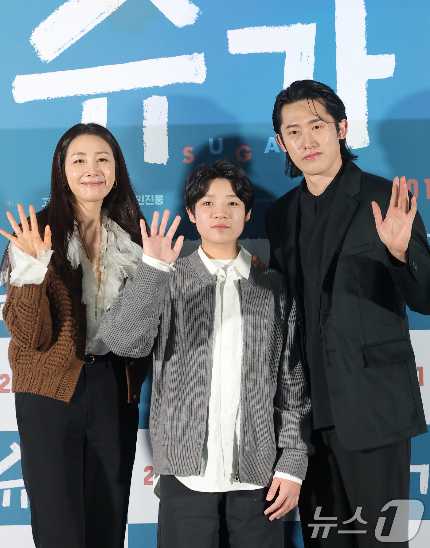 (서울=뉴스1) 권현진 기자 = 배우 최지우(왼쪽부터)와 고동하, 민진웅이 15일 서울 광진구 롯데시네마에서 열린 영화 ‘슈가'(감독 최신춘) 언론시사회에 참석해 포즈를 취하고 있 …