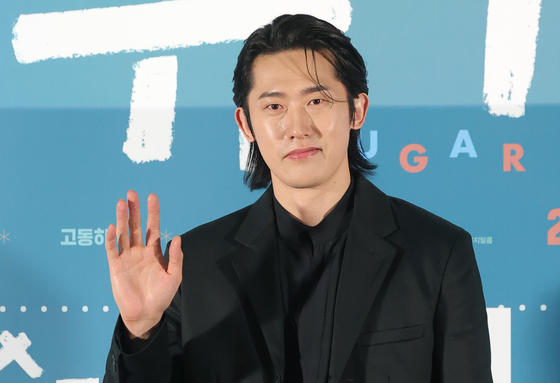 민징웅, 빛나는 손 인사