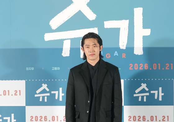 포즈 취하는 민진웅